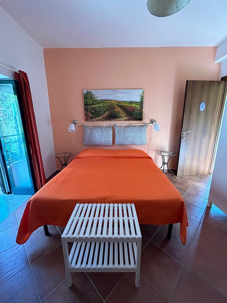 camera matrimoniale arancione