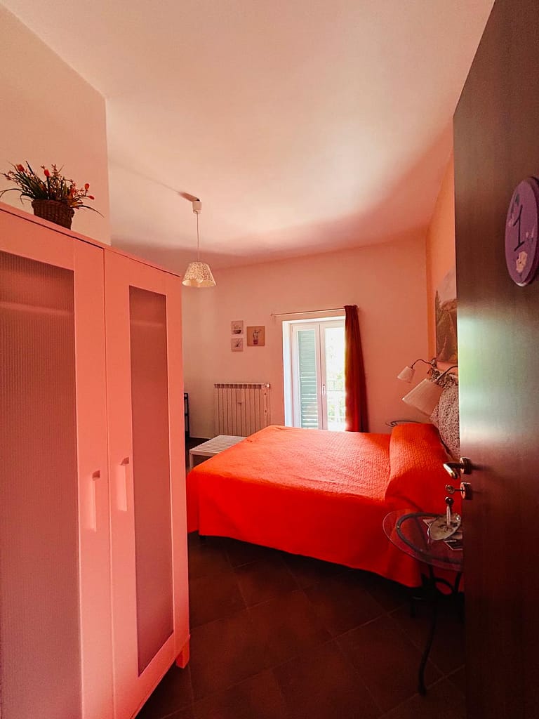 dettaglio del tavolo con le sedie all'interno della camera matrimoniale arancione